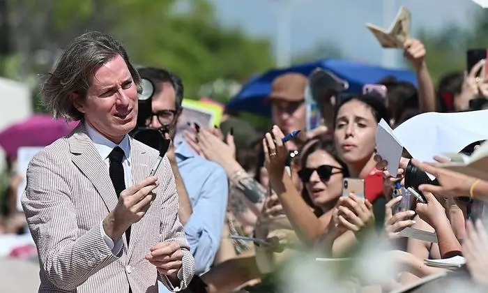 Wes Anderson mit seinen Fans am Lido