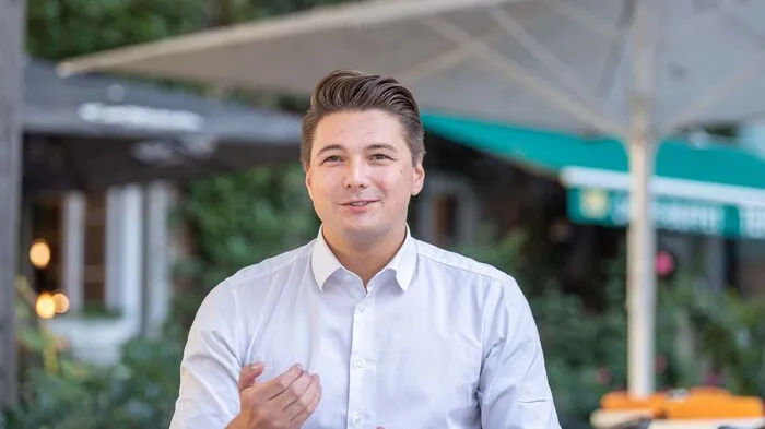 Nikolaus "Niko" Swatek (geb. am 5. Jänner 1991) lebt in Graz und ist Student der Physik an der Technischen Universität in Graz. Politisch war Swatek ab 2011 bei der Österreichischen Hochschülerschaft aktiv. 2015 hat er als bundesweiter Spitzenkandidat der JUNOS-Studierenden bei den ÖH-Wahlen kandidiert und reüssiert. Im Februar 2017 schaffte Swatek mit den Neos den Einzug in den Grazer Gemeinderat und nahm dort sein Mandat an. 2017 folgte er Uwe Trummer als Landessprecher der NEOS. Nun tritt er erstmals landesweit als Spitzenkandidat für die Pinken an und will sie erstmals in die Landstube führen. Swatek im Gespräch mit Claudia Gigler: "Die Politik ist kein wertschätzender Ort. Es ist ein hartes Geschäft."