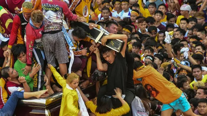 Hunderttausende Katholiken sind am Donnerstag bei einer der größten religiösen Prozessionen der Welt barfuß durch die philippinische Hauptstadt Manila gezogen. 