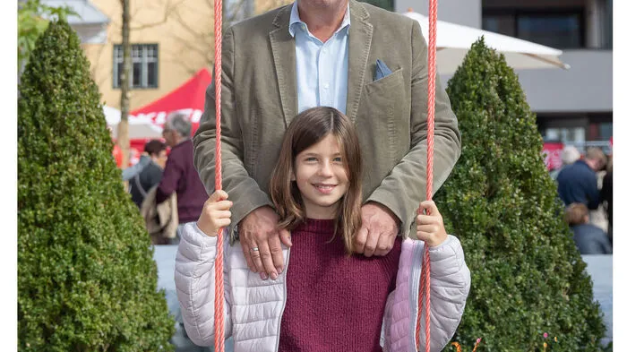 Sie waren beim Geburtstagsfest in Spittal/Drau dabei und haben sich auf der Kleine Zeitung-Schaukel fotografieren lassen? Dann holen Sie sich Ihre persönliche Titelseite. Wie? Untenstehende Fotoserien anklicken, Foto suchen, "Dieses Foto herunterladen" anklicken und herunterladen.