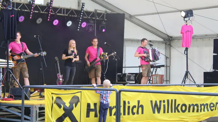 Ab 19 Uhr sorgte die Band "Echt Stoak" mit Live-Musik für beste Stimmung