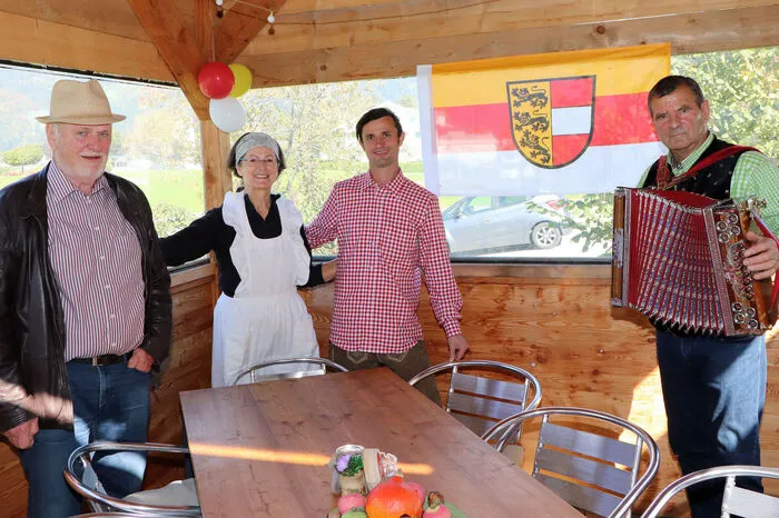 Am Foto von Links: Josef Jost (Vater), Renelde Jost (Mutter), Michael "Michi" Jost und Alleinunterhalter Hans Printschler.