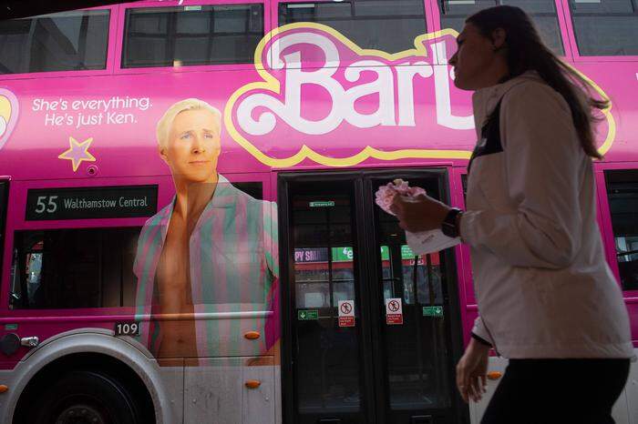 Weltweit erstrahlen Gebäude, Werbebildschirme und Busse in pink