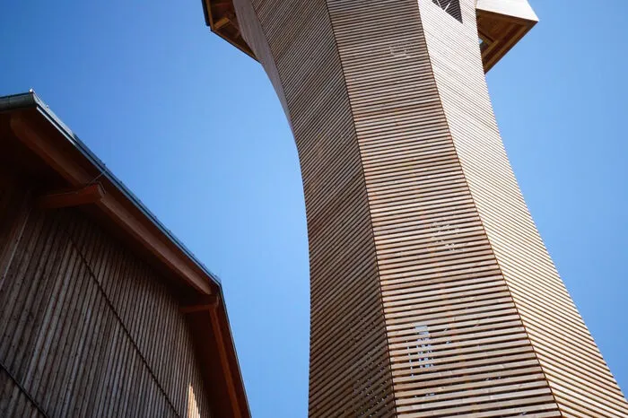 Neben dem Wasserhochbehälter hat die Gemeinde einen Aussichtsturm in Form eines Wasserturms errichtet.