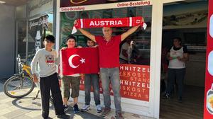 Türkische und österreichische Fans vor dem „El Camino 2“ in Knittelfeld