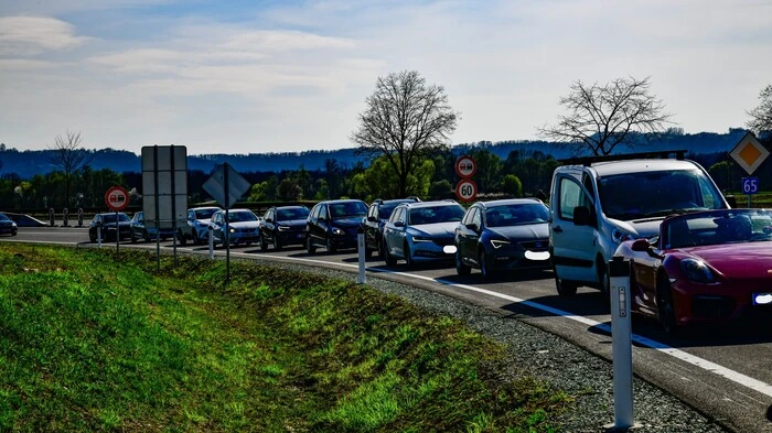 In Dobersdorf warteten die ersten Autofahrer bereits auf die Freigabe.
