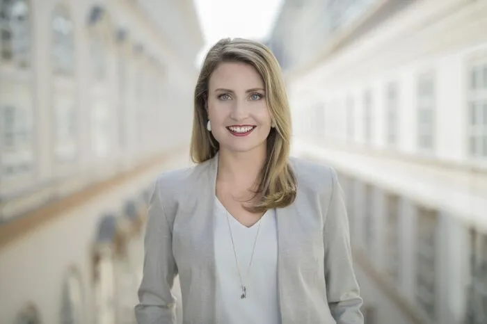 Susanne Raab von der ÖVP (35 Jahre, aus Oberösterreich) wird Integrationsministerin. Am Islamgesetz und am Burka-Verbot hat sie mitgearbeitet. Nun steigt die Oberösterreicherin von der Sektionschefin im Außenamt zur ersten Integrationsministerin auf und soll gegen den „politischen Islam“ ankämpfen. Auch die Frauenagenden bekommt die studierte Psychologin und Juristin dazu. 