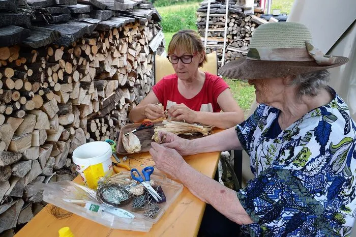 Die Gleisdorfer Künstlerin Irmgard Eixelberger fertigte mit der Kursteilnehmerin Sylvia Schönherr Maisstrohpuppen an.