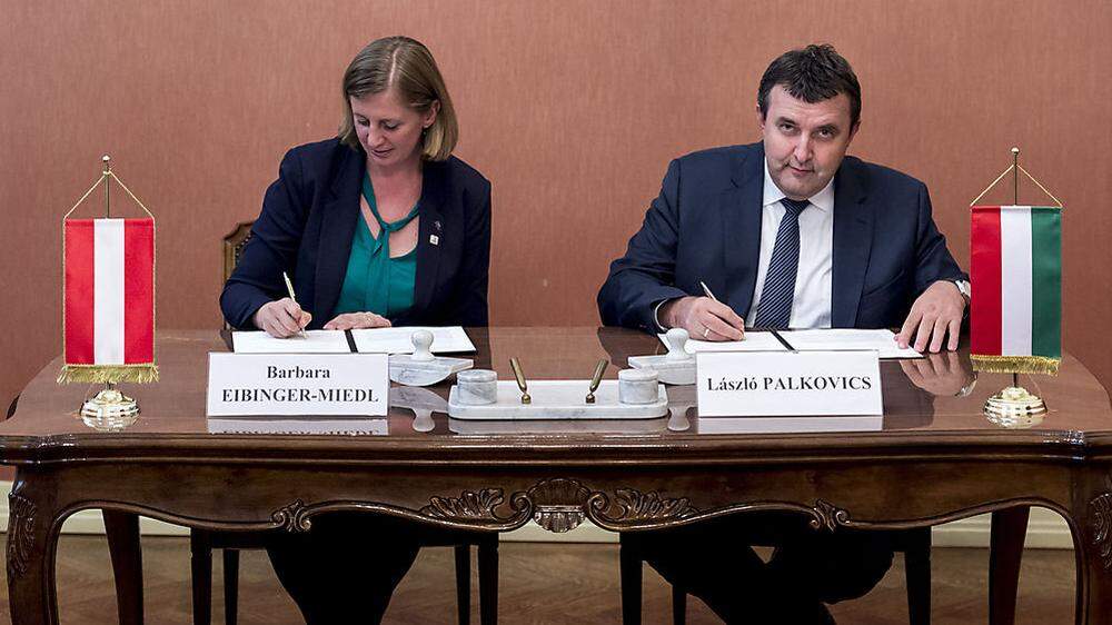 Barbara Eibinger-Miedl und der ungarische Minister  László Palkovics unterzeichneten den Vetrag	