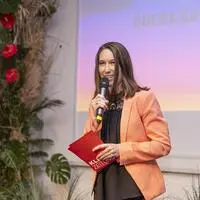 Rotheneder, die auch schon „Kleine“-Events moderierte, veröffentlichte ihr erstes Buch