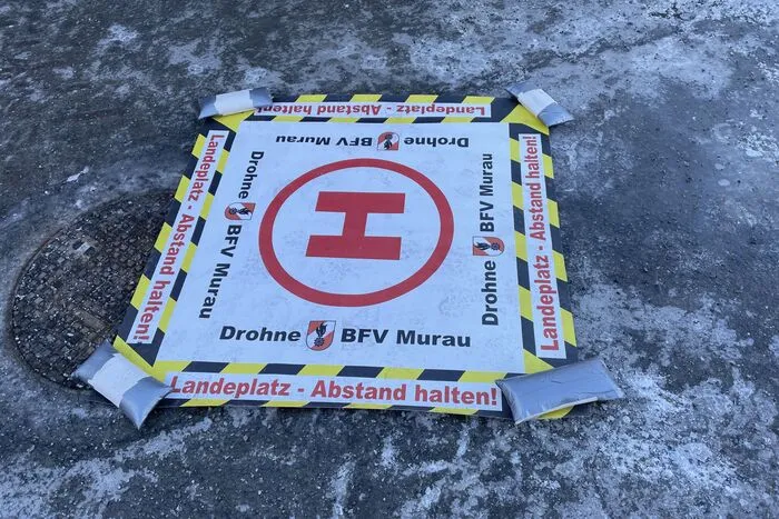 Mit einem Plakat wird der Start- und Landeplatz markiert.