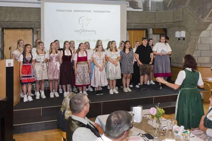 Musikalisch umrahmt wurde die Feier vom Schulchor unter der Leitung von Klassenvorständin Elke Pichler sowie von Elina Peißl am Klavier, Tobias Kaltenegger und Maria Reumüller an Harmonika und Gitarre sowie Simone Leitner am Hackbrett.