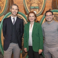 Stefan Potzinger Obmann Wein Steiermark; Agrarlandesrätin Simone Schmiedtbauer; Mag. Franz Grießer, Abteilung 10 Land- und Forstwirtschaft bei der Pressekonferenz im Weinkeller der Versuchsstation Obst- und Weinbau Haidegg