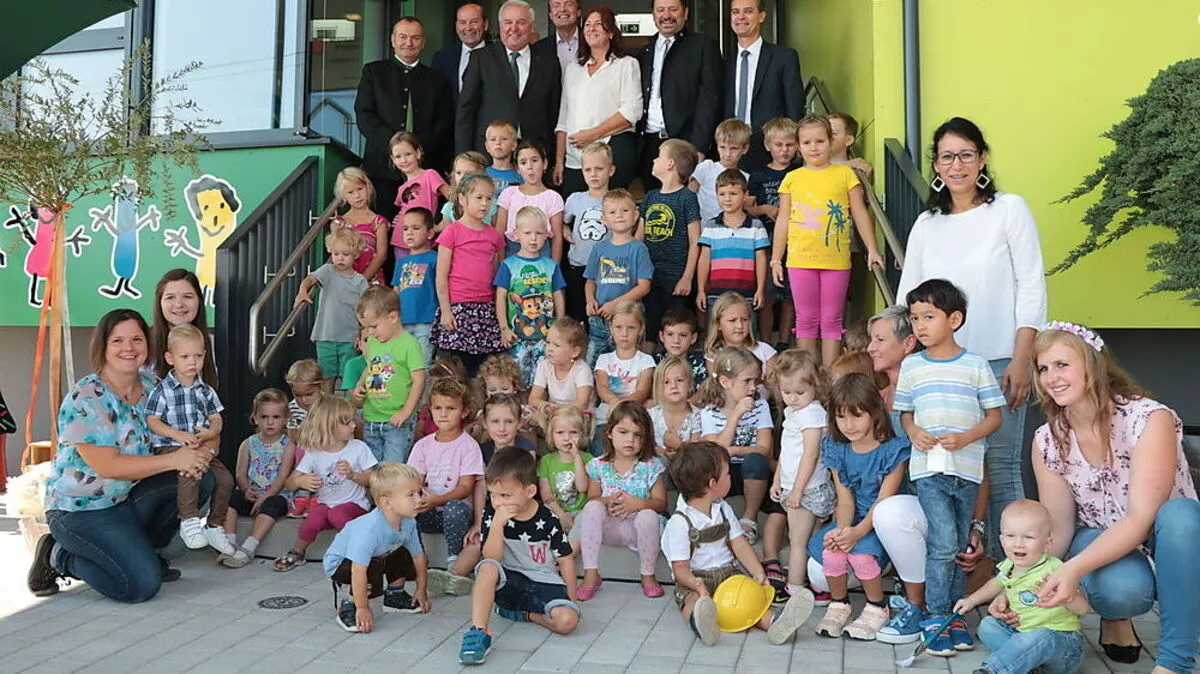 Die Kinder freuen sich über den neuen Kindergarten.