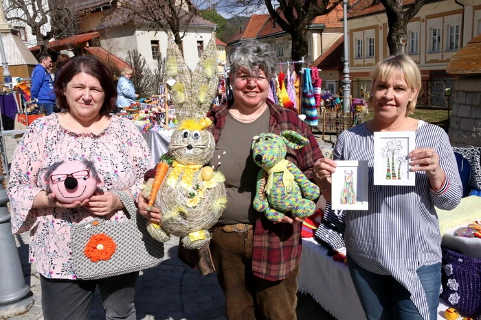 Chef-Organisatorin Lisi Egger (Mitte) hatte mit ihrem Team - Elisabeth Grießer (links), Eveline Baumgartner (rechts) - am Samstag zum ersten Frühlingsmarkt auf den Salzburger Platz geladen. 