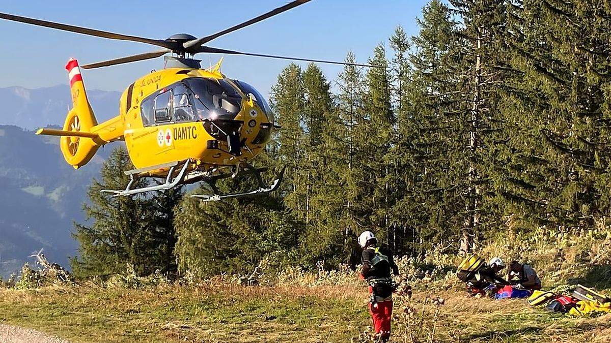 Der Rettungshubschrauber C17 flog den verletzten Wanderer ins Krankenhaus 