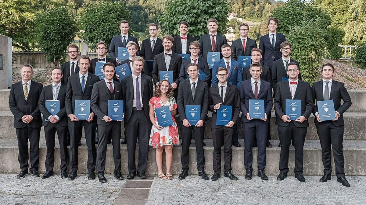 Die 5 AHWII der HTL Wolfsberg mit ihrem Klassenvorstand Hannes Sima