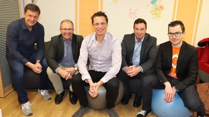 Kulturreferent Andreas Albrecher, Bürgermeister Bernd Osprian, Finanzreferent Jochen Bocksruker und Stefan Reinprecht von der Sparkasse Voitsberg-Köflach durften den Kabarettisten Klaus Eckel (Mitte) in Bärnbach begrüßen.