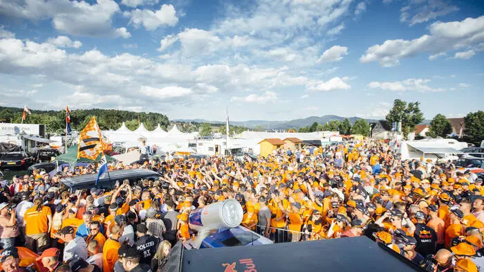 Dutch Power! Die Verstappen-Fans tauchen Spielberg in Orange ...