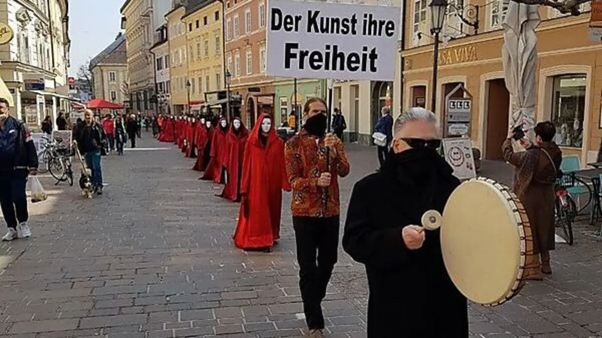 Kunstdemo durch die Klagenfurter Innenstadt