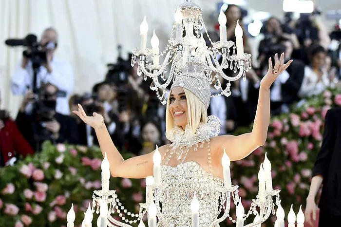 Katy Perry erschien in einem Kronleuchter-Kostüm auf dem rosafarbenen Teppich.