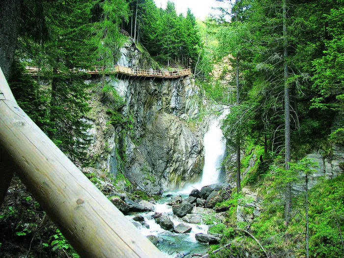 Bei einem Besuch der Groppensteinschlucht ist Schwindelfreiheit von Vorteil