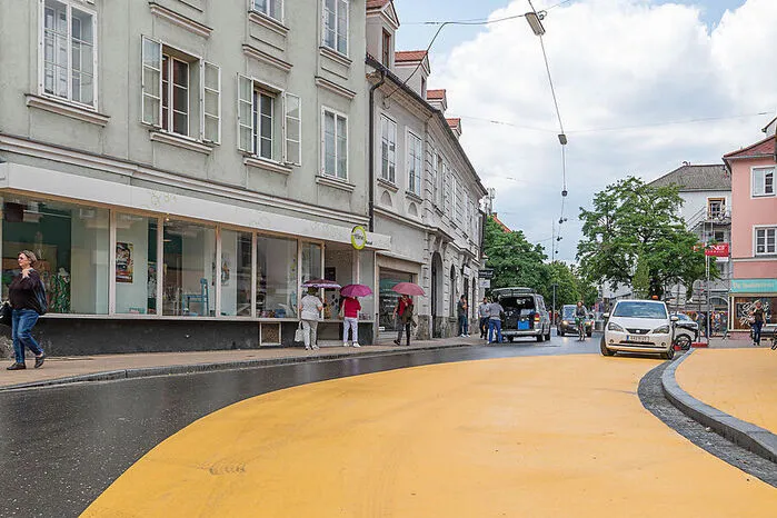 Und das nicht nur auf der Straße, sondern auch am gepflasterten Gehsteig.