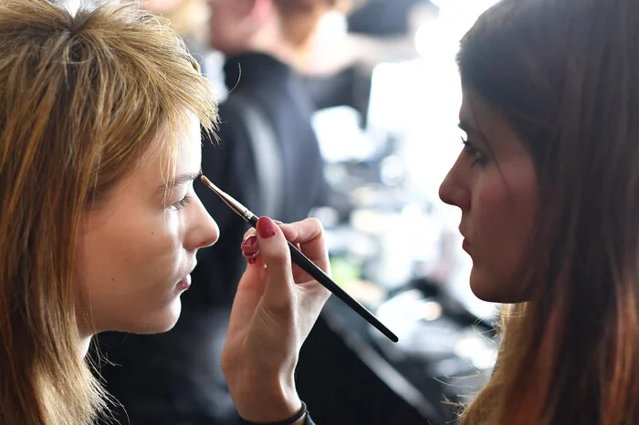Im von Greifswald, einer Eventlocation mit Industriecharme und Vintage-Look in Prenzlauer Berg, war dann auch starke Mode für starke Frauen zu sehen. Auf der einen Seite ließ die Wahl-Berlinerin mit Wiener Wurzeln resolute Kämpferinnen aufmarschieren. Die Models schritten in einer Art anmutigem Military-Stil und mit für Hoermanseder typischen, aufwendig gefertigten Lederkonstruktionen "einer weiblichen Zukunft entgegen", wie im Pressetext zur Show erläutert wurde. Schutz bietende und Unbill abwehrende textile Begleiter auf diesem Weg sind Steppjacken in Tarnfarben und Camouflage-Monturen.