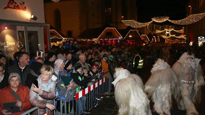 Schauriges und schönes Treiben mit Perchtengruppen aus ganz Österreich, Krampuslauf durch Villach