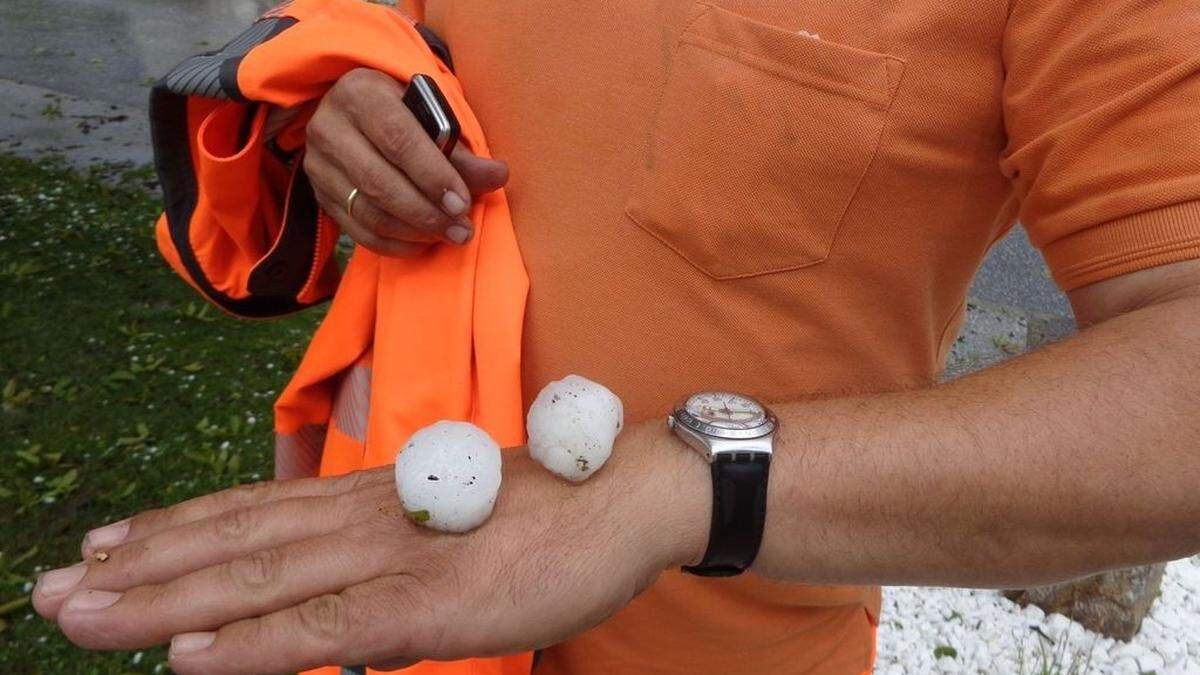 Hagelkörner dieser Größe richteten im Raum Gleisdorf teils erhebliche Schäden an