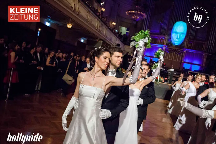 Den Auftakt zur festlichen Ballnacht bildete der Einzug der Ehrengäste und die von Conny &amp; Dado choreografierte Polonaise.
