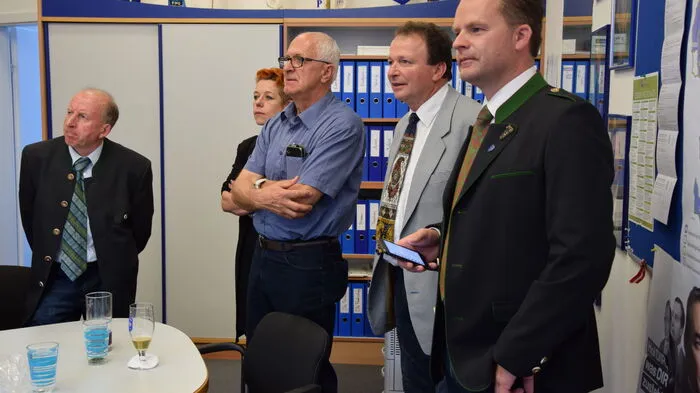 Nationalratsabgeordneter Walter Rauch (re.) beim gemeinsamen Warten auf die neuesten Ergebnisse im FPÖ-Büro.