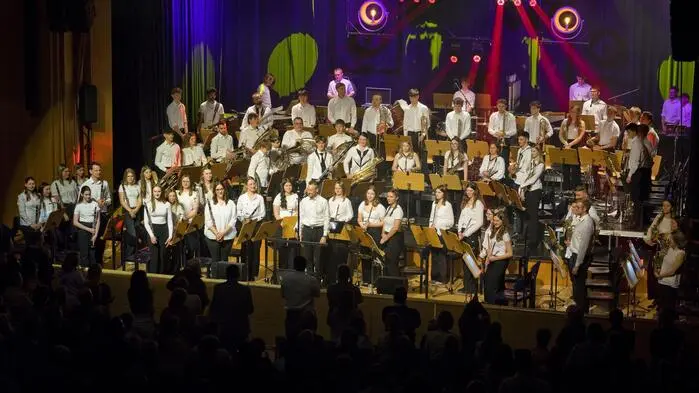 „Let me entertain you “ hieß es am Mittwochabend im Kulturhaus Knittelfeld. Rund 70 Musikerinnen und Musiker des Bezirksjugendblasorchesters (BJBO) Knittelfeld boten dem Publikum einen unvergesslichen Konzertabend auf höchstem Niveau.