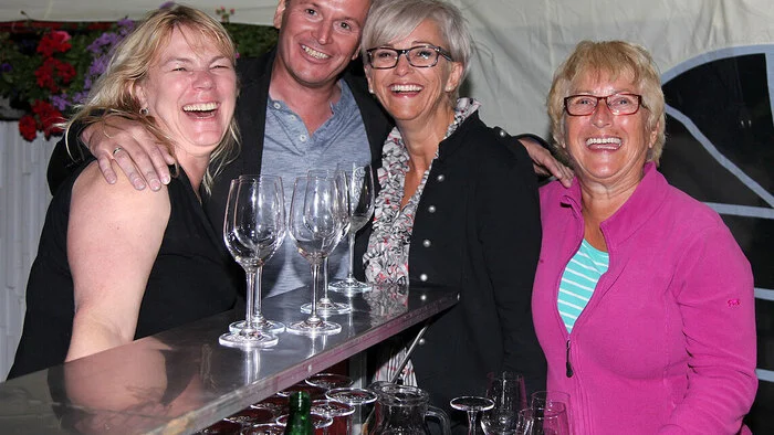 Strahlende Gesichter beim Weinfest in Himmelberg