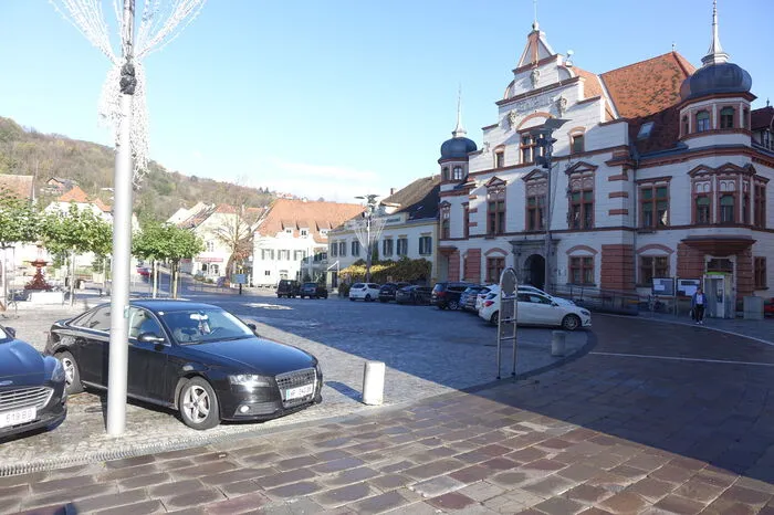 Obwohl die meisten Geschäfte in der Hartberger Innenstadt geschlossen hatten, waren etliche Parkplätze belegt.