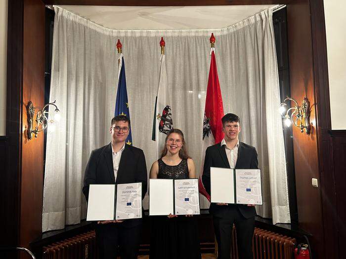 Gemeinsam mit Judith Schusteritsch (m.) und Thomas Leitner (r.) wurde Dominik Holy mit dem  Europa-Sonderpreis ausgezeichnet