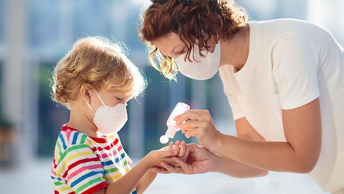 Auch Kinder können am Virus erkranken - allerdings sind schwere Verläufe um ein Vielfaches seltener als bei Erwachsenen