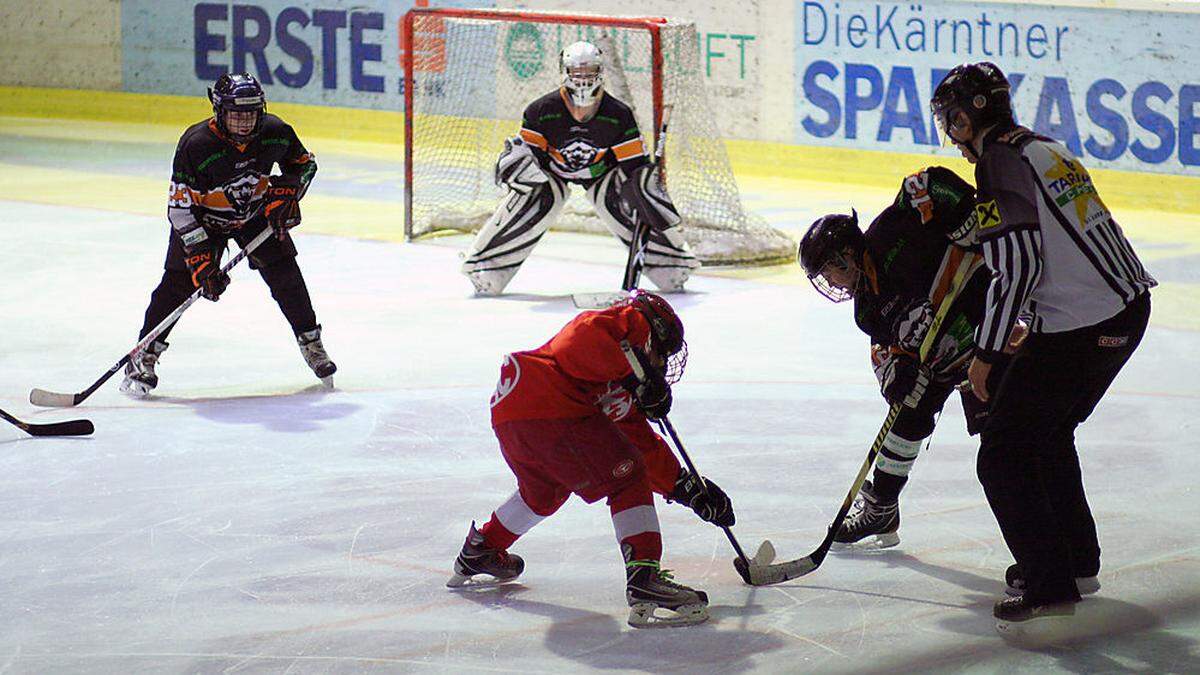 Der elfjährige Spittaler jagt im Nachwuchs des KAC dem Puck nach