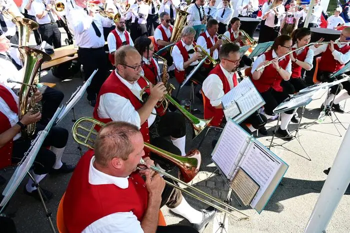 Nach dem Festakt im Volksheim ging es mit der Werkskapelle zum Hauptplatz.