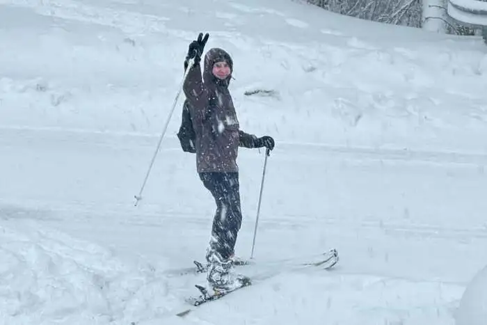Bei Schneefall einkaufen gehen? Kein Problem, wenn man Langlauf-Ski zu Hause hat