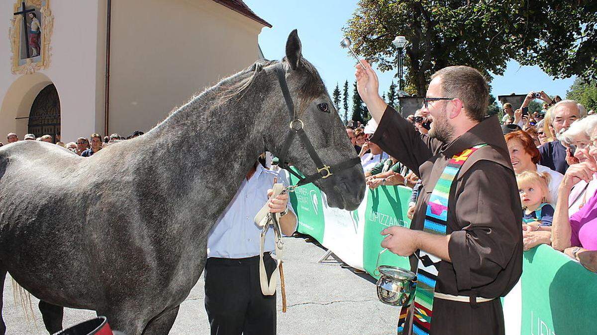 Pater Josua Gonsior bei der Segnung im Rahmen des Lipizzaneralmabtriebs 2016