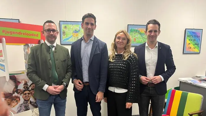 Bei der Verkündung des neuen Regionalmanagers Martin Buchsbaum (2.v.l.), die interimistischen Leiterin Gabriele Jahn sowie die Abgeordneten Manuel Pfeifer (l.) und Lukas Schnitzer