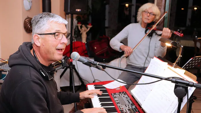 Wolfgang Finder auf der Jazzgeige und Klaus Finder am Keyboard bewiesen beim Live-Gig eindrucksvoll ihr musikalisches Können und begeisterten die Gäste über zwei Stunden in der gemütlichen Stube.