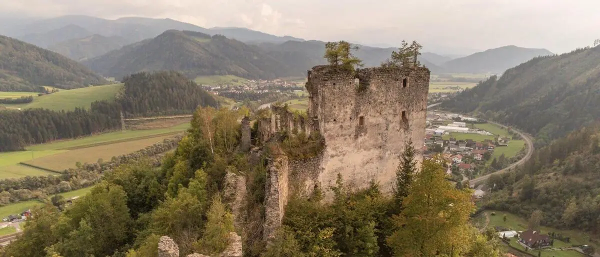 Die Burgruine Kaisersberg steht zum Kauf: Burgherr Peter Mayer möchte sich zurückziehen