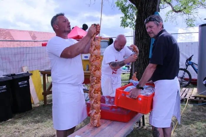 Die Grillstationen hatten bereits am Vormittag Hochbetrieb, denn die kulinarischen Köstlichkeiten der Wehr sind weithin bekannt, sodass zur Mittagszeit der große Festplatz voll mit Besuchern war. 