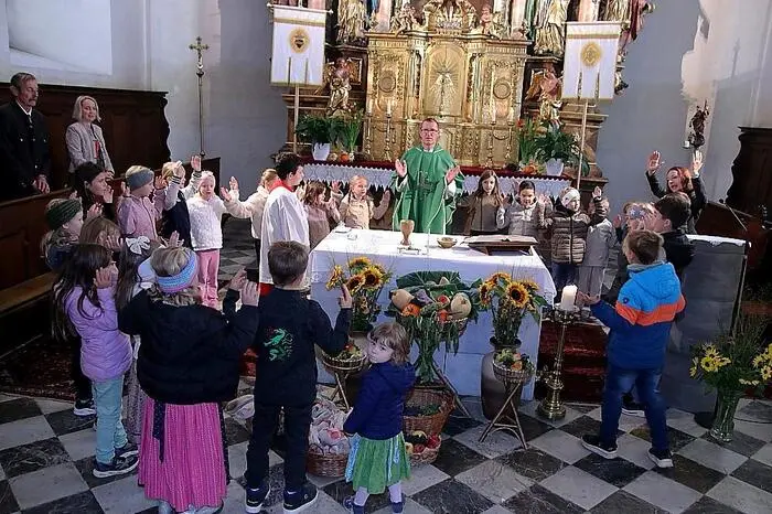 Dort feierte Pfarrer Winfried Lembacher den Festgottesdienst und segnete die Erntekrone.