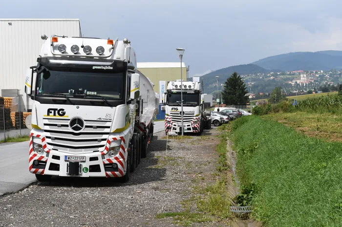 Der Laster mit der großen Tiefbett-Konstruktion (damit man unter den Autobahnbrücken durchkommt) brachte den Kessel aus Nürnberg in der Nacht auf Donnerstag in insgesamt 14 Stunden Fahrzeit nach Weiz. Der kleinere dahinter wurde benötigt, weil man mit dem langen die enge Zufahrt zum Kessel nicht schafft.