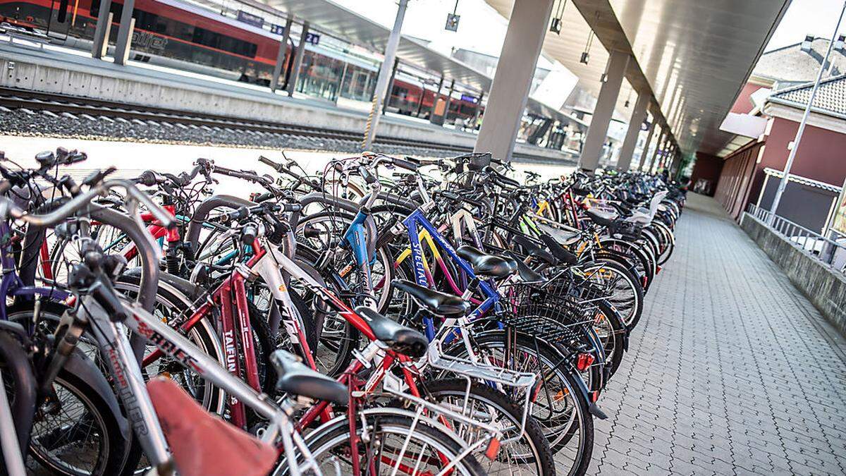 Parkplatz für Räder am Bahnhof Klagenfurt