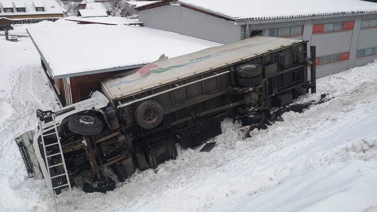 Ein Lkw krachte gegen das Rüsthaus der FF Predlitz-Turrach