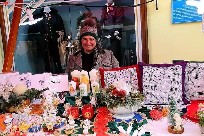 Auch für die Kinder gab es ein reichhaltiges Programm, so verzauberte etwa „Elliot der Weihnachtself“ die Kleinen. Am Samstag wurde, von vielen schon sehnlichst erwartet, außerdem auch der Eislaufplatz am Rathaus wieder eröffnet.